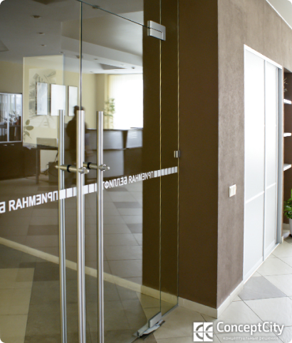 Стеклянные двери