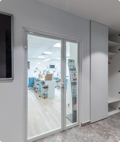 Стеклянные межкомнатные двери в алюминиевом профиле